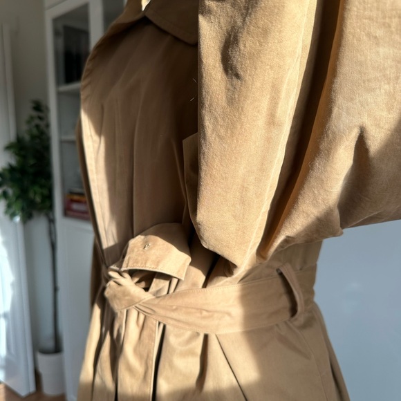 UNIQUE Tan Burberry Trench Coat with Gold Buckle Belt - Picture 7 of 15